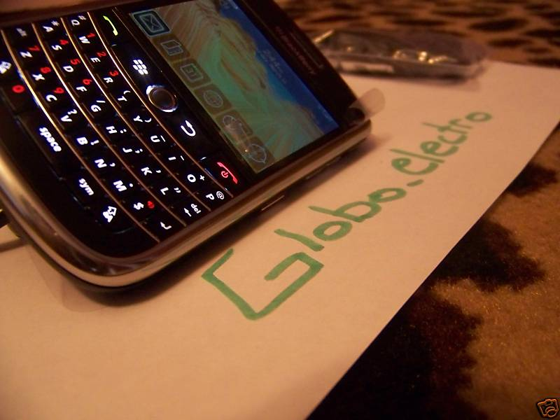 Illustration for article titled More Pictures of the BlackBerry Niagara 96xx: No More Blurrycam!